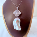 Colgante de perla barroca natural en plata con circonitas – pieza única