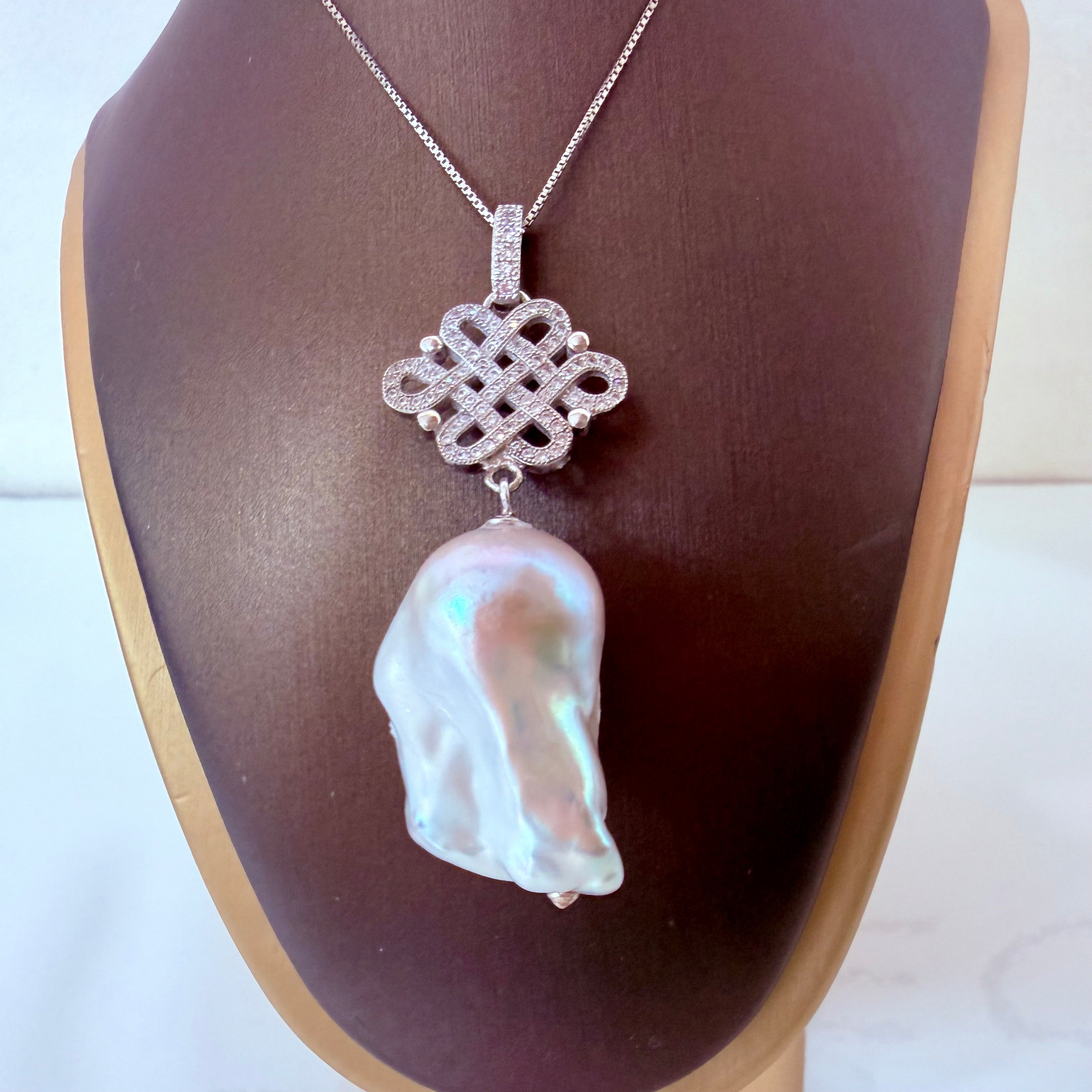 Colgante de perla barroca natural en plata con circonitas – pieza única