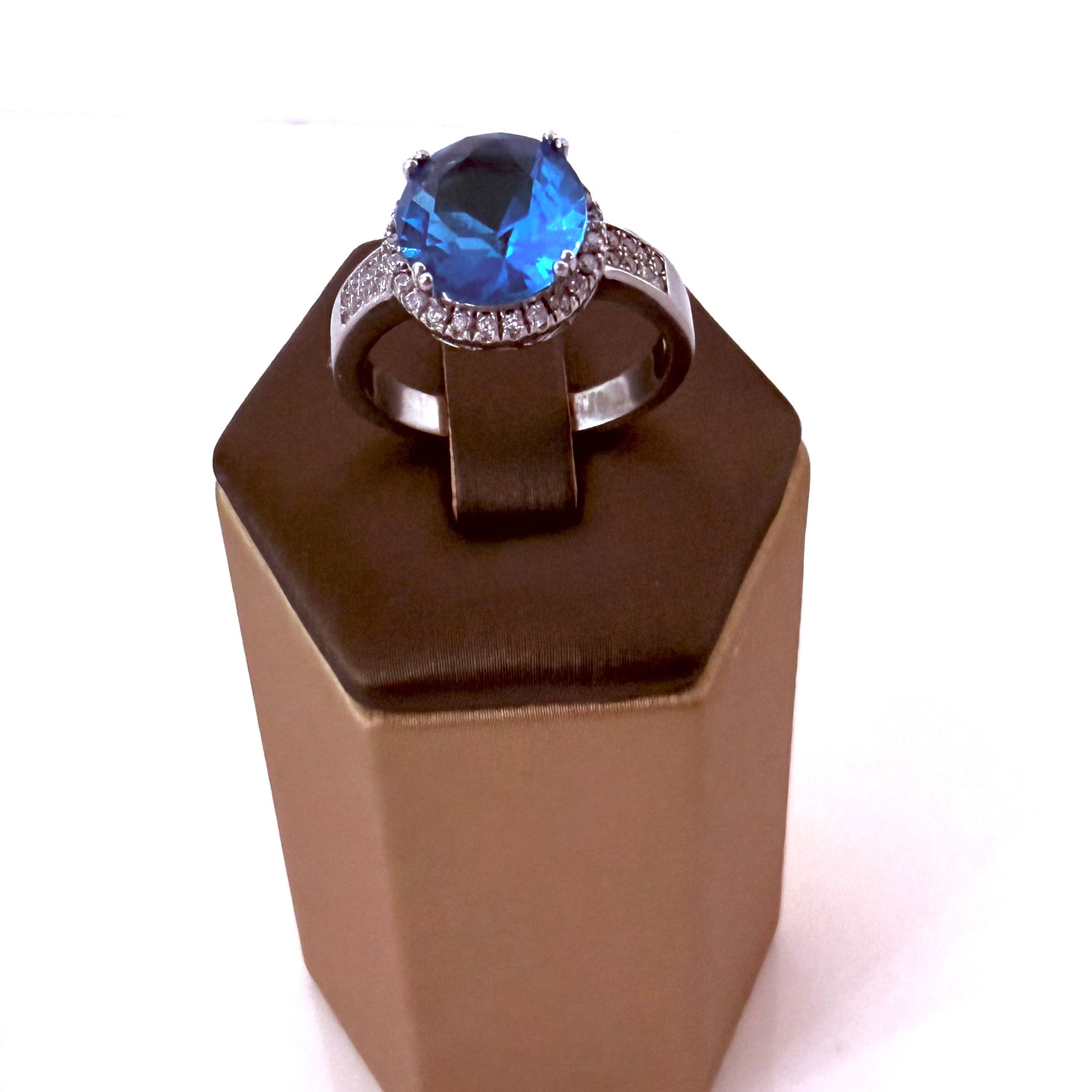 Anillo de plata con circonitas azules – diseño elegante (talla 8/9)