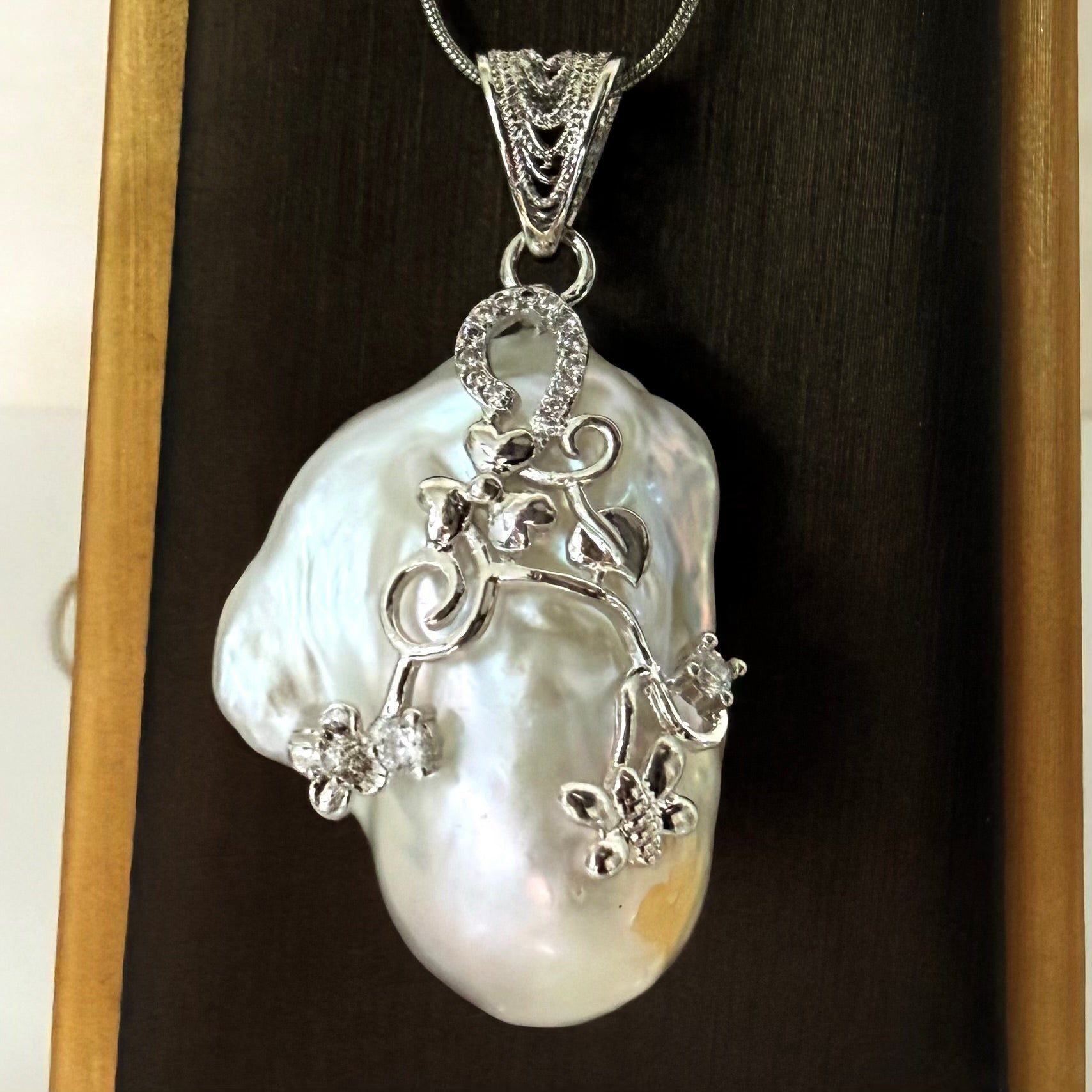 Colgante de perla barroca natural AAA grande en plata – pieza única