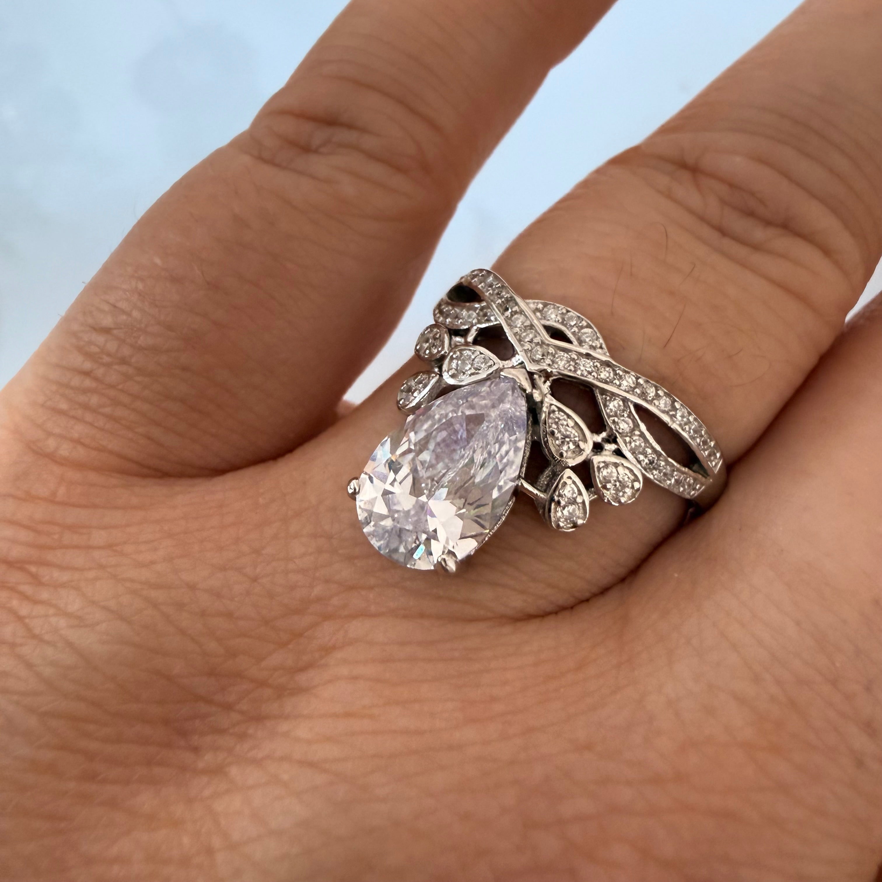Anillo ajustable de plata con circonita – diseño elegante