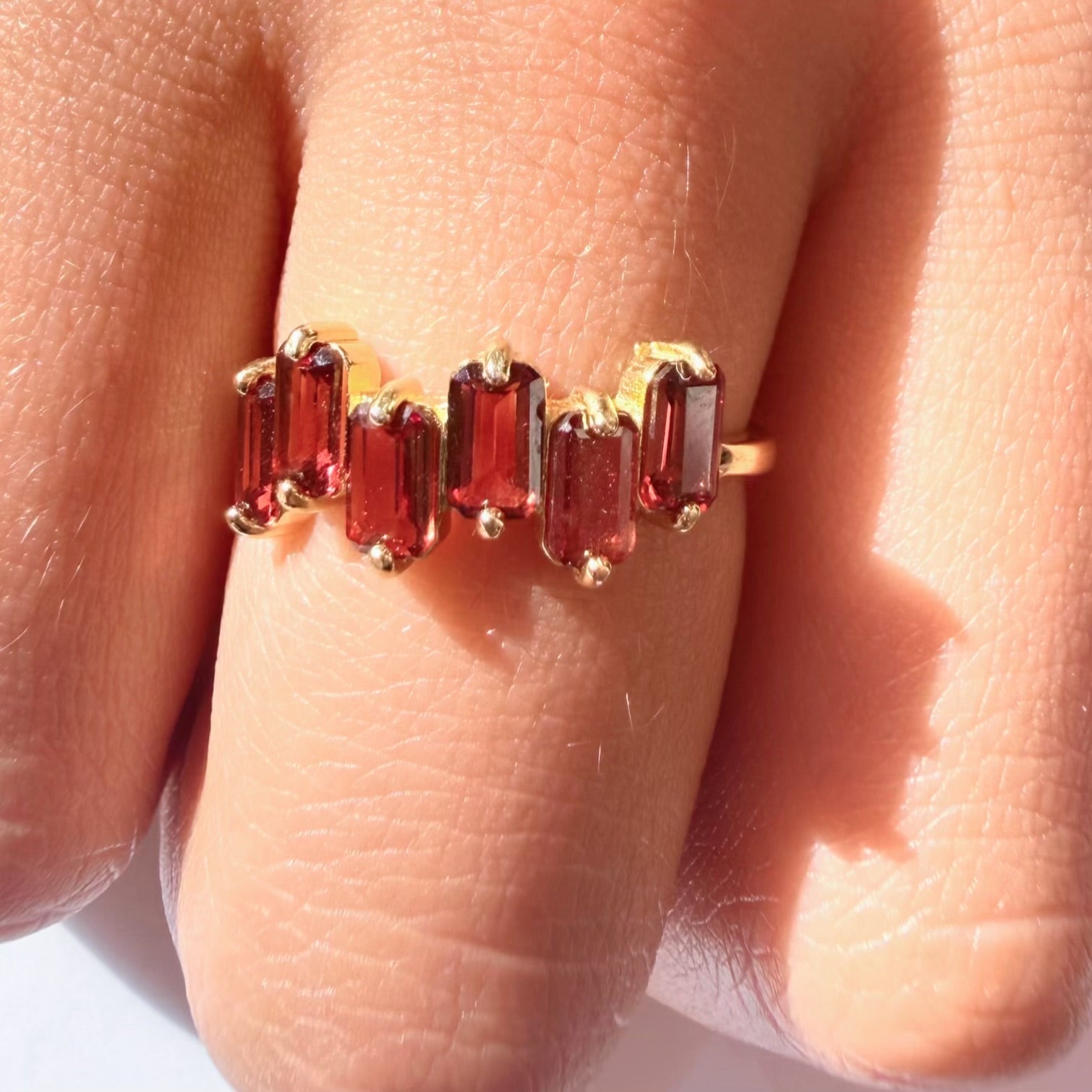 Anillo ajustable de plata con circonitas granate – diseño elegante