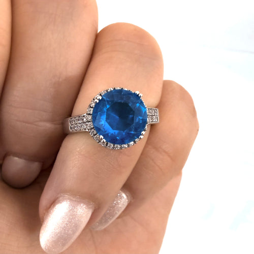 Anillo de plata con circonitas azules – diseño elegante (talla 8/9)