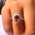 Anillo ajustable de plata con piedra granate y detalles dorados – diseño elegante