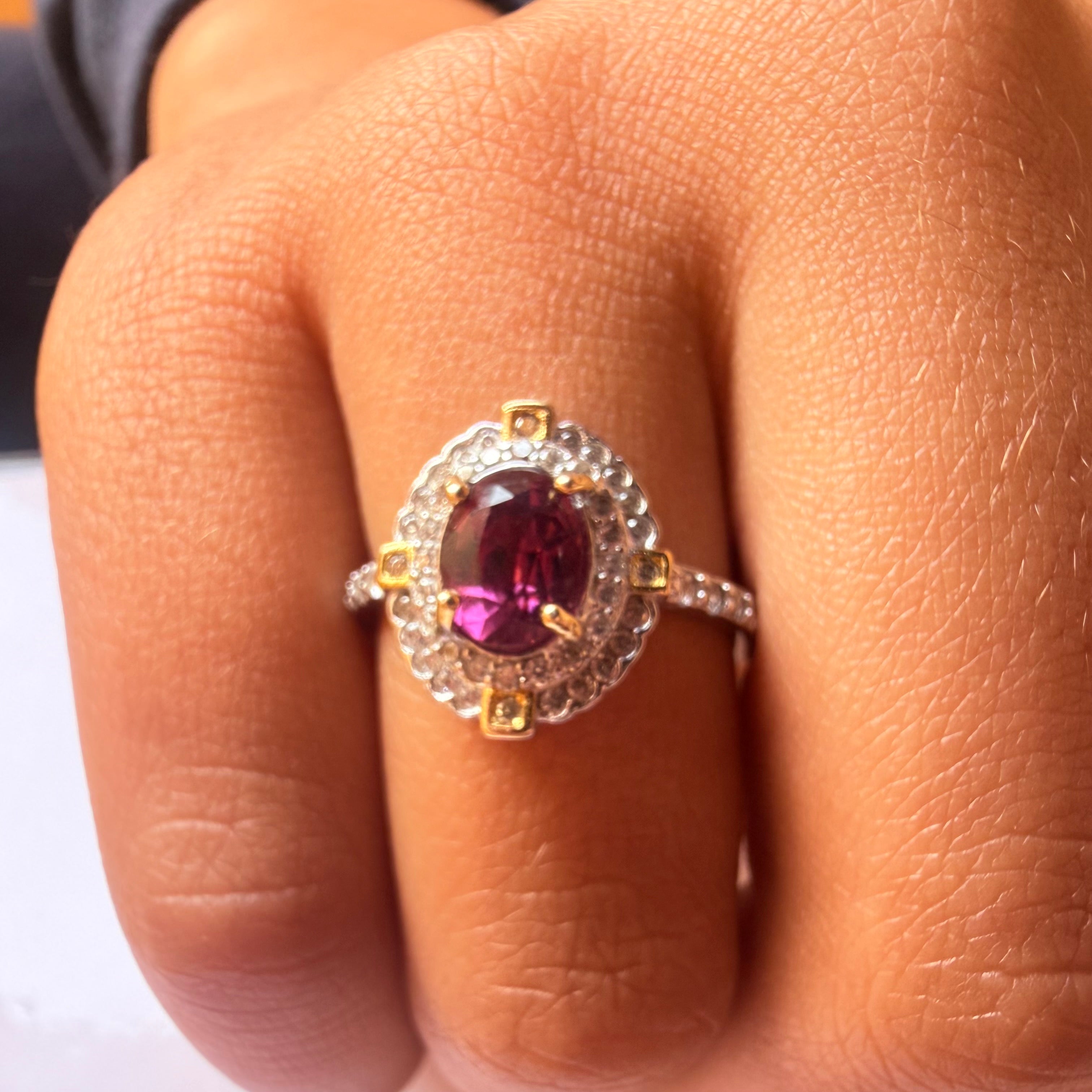 Anillo ajustable de plata con piedra granate y detalles dorados – diseño elegante