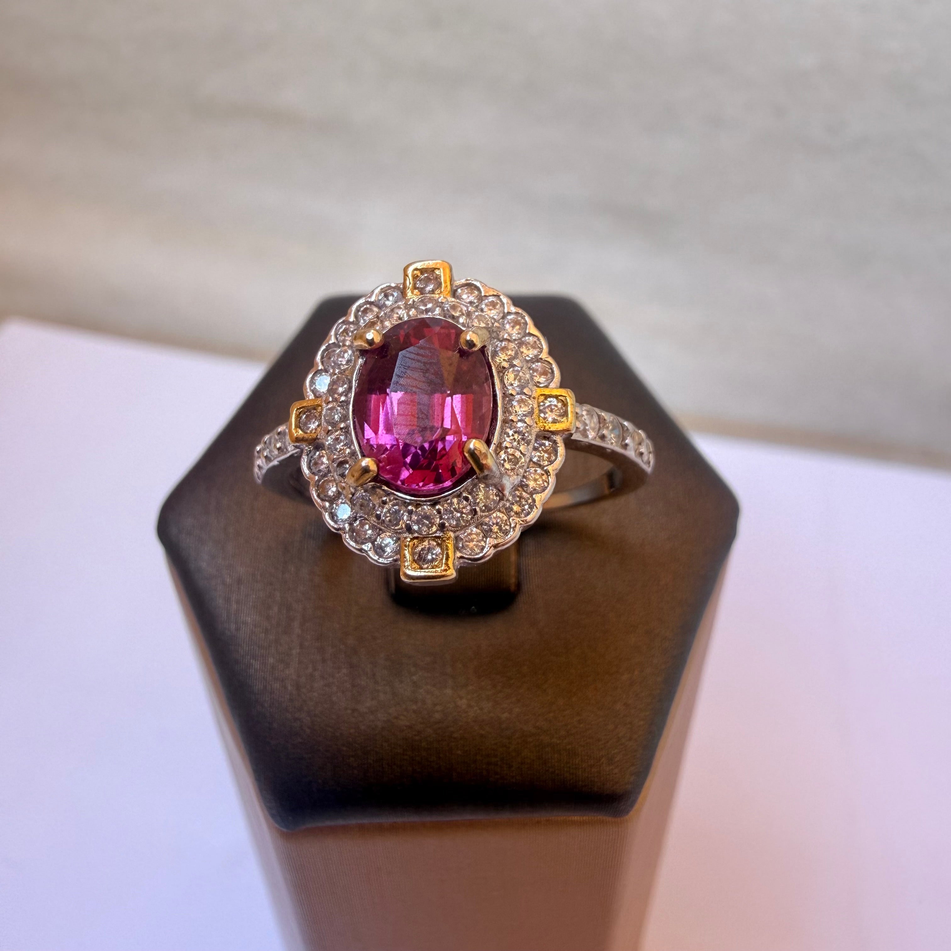 Anillo ajustable de plata con piedra granate y detalles dorados – diseño elegante