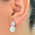 Pendientes de perla natural con circonitas y cierre omega – elegancia premium