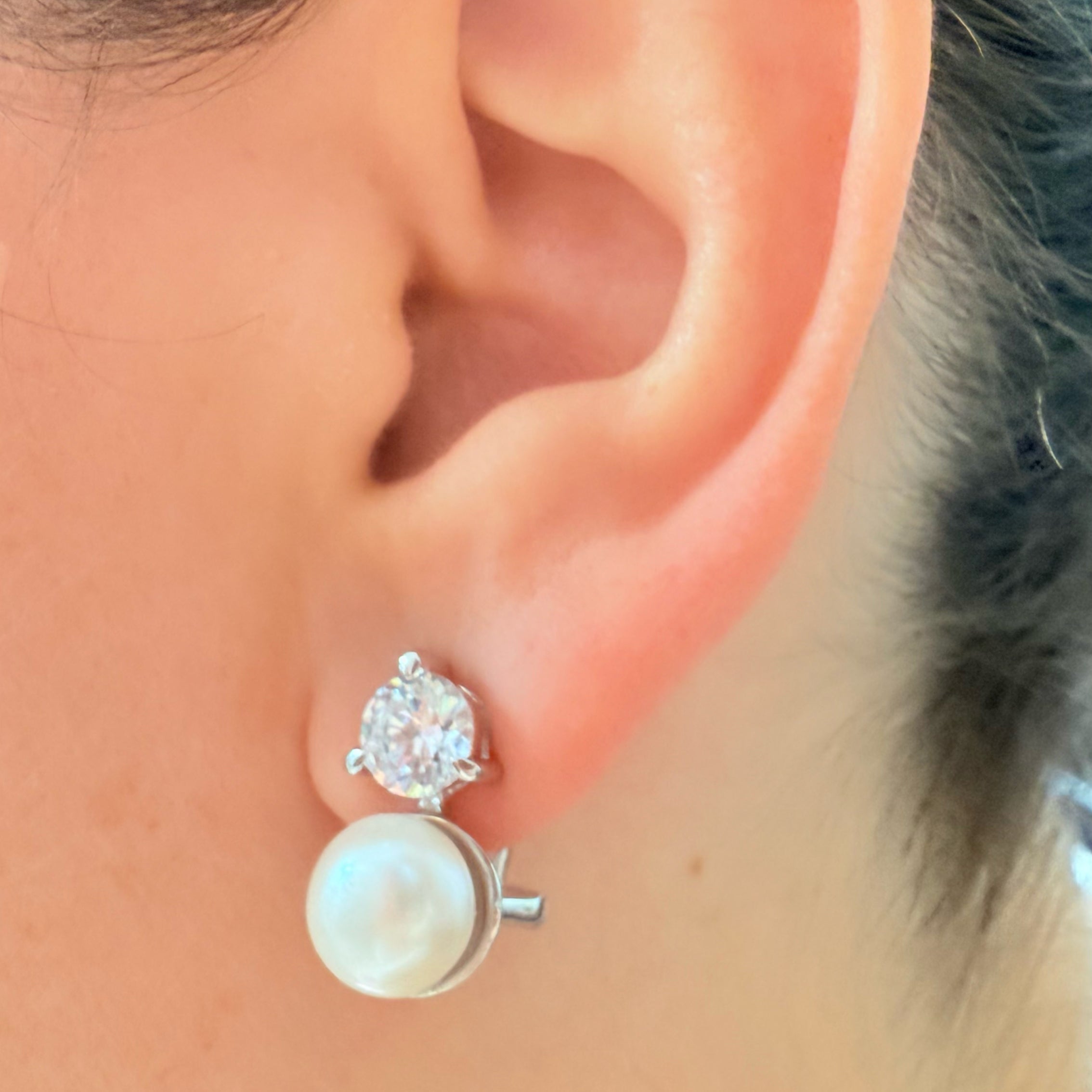 Pendientes de perla natural con circonitas y cierre omega – elegancia premium